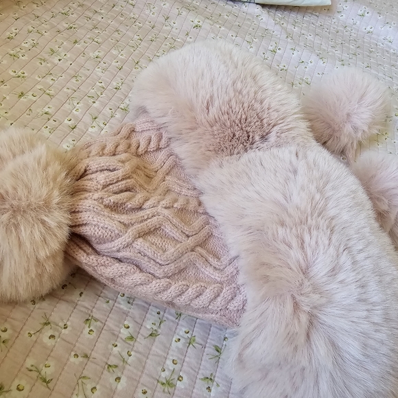 Pompom hat - Picture 2 of 2